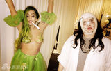 组图：LadyGaga化身绿精灵 裸上身办万圣节派对