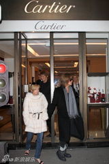 组图：滨崎步与新男友十指紧扣浪漫游巴黎