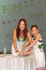 组图：司马燕同丈夫儿子参加活动 烹制美食