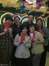 组图：吴秀波变麦霸组局与员工K歌 亲密合影