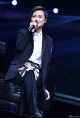 组图：李宇春青岛个唱劲歌热舞表情卖萌