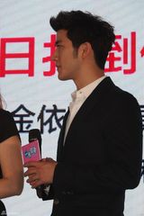 组图：《一夜惊喜》上海首映 范冰冰变女汉子