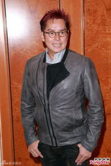 组图：陈慧娴签约大秀玉腿　谭咏麟现身支持