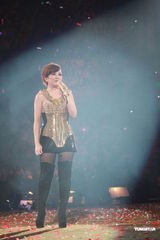 组图：梁静茹银白短裙开唱 送亲笔签名纸飞机