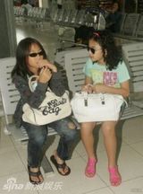 组图：王菲微博晒窦靖童旧照 感叹大女初长成 