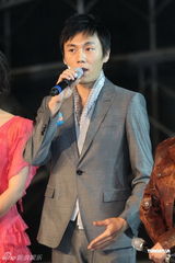 组图：秦昊欲再战金马 莫小奇桃红衣性感出席发布会