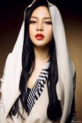 组图：冯雨芝拍摄明星写真 干净利落展现梦幻功力