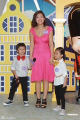 组图：周家蔚出席活动穿平底鞋宣布怀孕三月