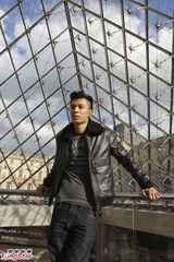 组图：周柏豪皮褛装游走巴黎欣赏街头艺人