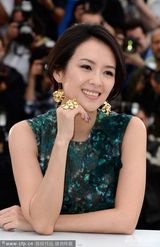 组图：章子怡透视美裙酥胸隐现金饰闪耀