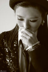 组图：演员周显欣秋日冶艳朋克风写真