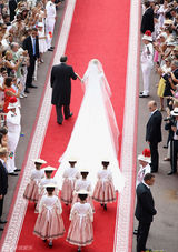 组图：摩纳哥王储大婚 王妃珍珠婚纱典雅华贵赛凯特