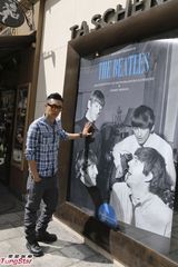 组图：周柏豪皮褛装游走巴黎欣赏街头艺人