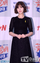 组图：SJ希澈扶仨爷爷宣传新剧 梳油头演帅警察