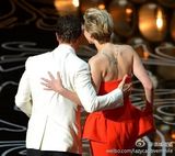 组图：大表姐劳伦斯露背性感 左右逢源通吃前辈