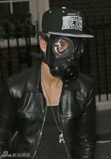 组图：比伯戴防毒面具伦敦逛街 全黑装显潮范