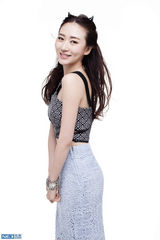 组图：林天爱拍写真扮小魔王 紧身衣露蛮腰