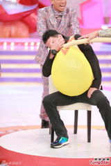 组图：郑伊健陈小春《无敌奖门人》录影玩游戏