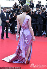 组图：乔沃维奇戛纳走秀大露背长裙性感