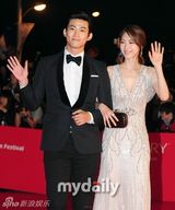 组图：李贤宇金素妍等星亮相釜山电影节开幕式