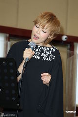 组图：容祖儿为个唱练团 青峰探班一脸睡意