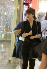 组图：柳岩黑超白T演绎别样简洁性感