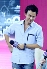 组图：《新白发魔女传》演员齐聚现场跳四小天鹅