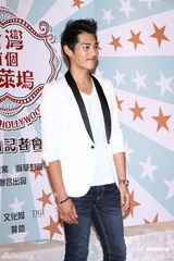 组图：天心黑色深V礼服性感出席记者会