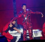 组图：王力宏上海开唱造型超炫 坦克车搬上舞台