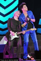 组图：亚当兰伯特上海妩媚开唱眼线撩人