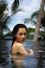 组图：许晴零设限大片曝光湿身秀美背