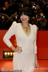 高清：《仰天长啸》首映 导演维多利亚被面具男抱起