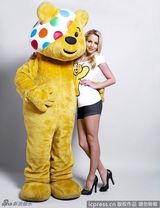 组图：众女星拍广告童趣盎然 置身色彩缤纷蛋糕世界 