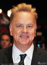 组图：王家卫夫妇与评审团成员集体亮相声势大