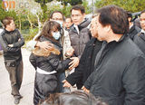幻灯图：尹志强遗体火化 米雪情绪崩溃哭断肠