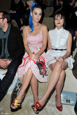 高清图：凯蒂-佩里蓝发亮相巴黎时装周鞋子抢镜