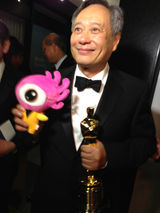 组图：奥斯卡后台海瑟薇圆梦落泪 李安拜年