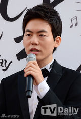 组图：韩导与同性恋人高调完婚 河莉秀等道贺