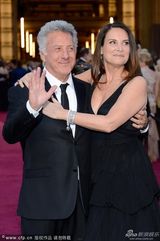 组图：达斯汀-霍夫曼与妻子穿黑色情侣装