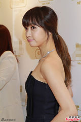 组图：f(x)队长宋茜柔美亮相　抹胸装性感可人