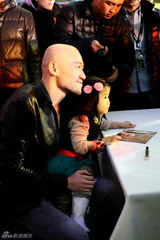 组图：李代沫全国签唱拉开帷幕 获赠人形娃娃