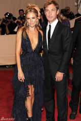 高清组图：纽约大都会庆典 西耶娜裘德-洛相伴亮相