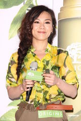 组图：蔡健雅优雅代言展早春气息 个唱嘉宾已定