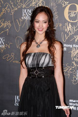 幻灯图：梁咏琪红色深V领礼服裙亮相秀场 艳光四射