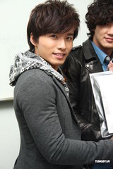 高清组图：LOLLIPOP F秀肌肉 新书男孩变男人