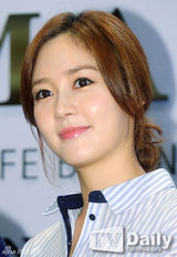 组图：郑雨盛(郑宇成)成宥利站台 挽手合影显亲密