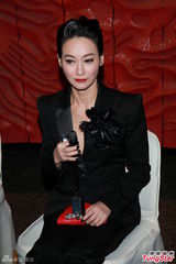 组图：谢霆锋出席英皇春茗 姗姗来迟拒受访