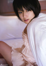 组图：深田恭子短发写真 夏日清凉装扮秀丰胸