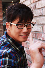 组图：于晓光韩国行写真变身时尚型男