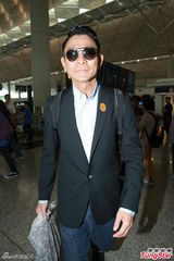 组图：刘德华急离港避台风 20余名粉丝护送